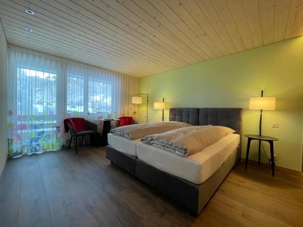 Ferien- und Familienhotel Alpina Adelboden : photo 6 de la chambre chambre double deluxe avec balcon
