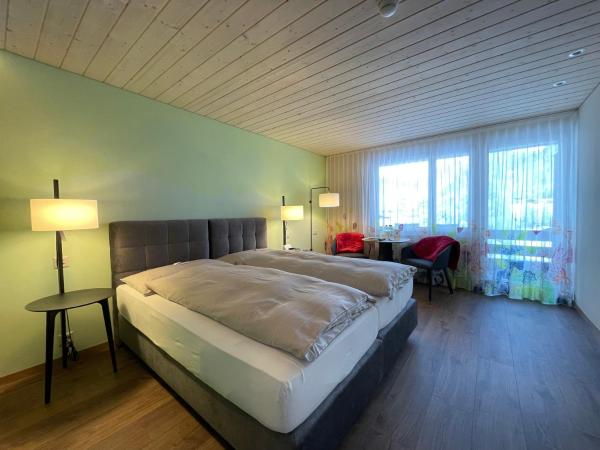 Ferien- und Familienhotel Alpina Adelboden : photo 9 de la chambre chambre double deluxe avec balcon