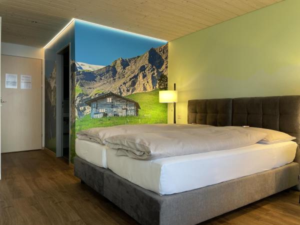 Ferien- und Familienhotel Alpina Adelboden : photo 10 de la chambre chambre double deluxe avec balcon
