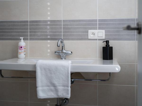 General Sixty-Seven by Romy&Travis : photo 8 de la chambre chambre double avec salle de bains privative