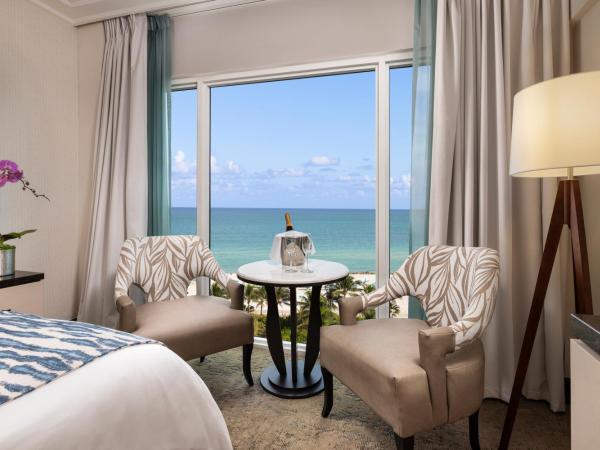 The Palms Hotel & Spa : photo 3 de la chambre hébergement lit king-size - côté océan