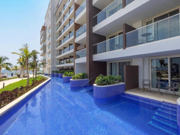 Royalton Splash Riviera Cancun, An Autograph Collection All-Inclusive Resort : photo 2 de la chambre suite junior de luxe diamond club avec accès direct piscine