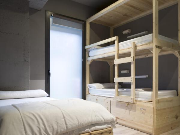 Ant Hostel Barcelona : photo 1 de la chambre chambre triple privée avec 3 lits simples et salle de bains privative