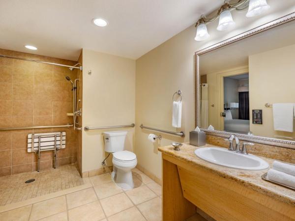 Hilton Vacation Club Polo Towers Las Vegas : photo 6 de la chambre suite 1 chambre avec lit king-size et douche accessible aux personnes à mobilité réduite