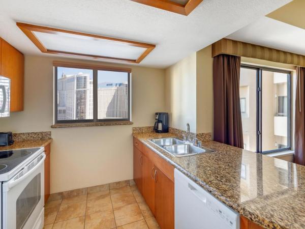 Hilton Vacation Club Polo Towers Las Vegas : photo 2 de la chambre suite 1 chambre lit king-size avec baignoire adaptée aux personnes à mobilité réduite