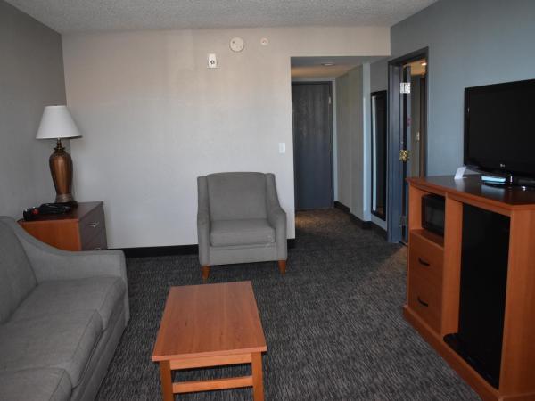 Quality Inn & Suites Garden Of The Gods : photo 2 de la chambre suite 1 chambre avec 2 lits queen-size et 1 canapé-lit