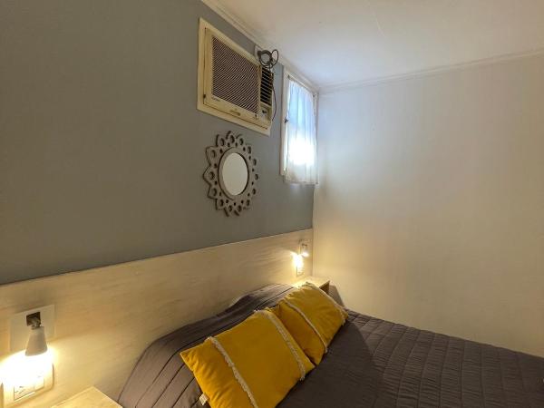 Mora Hostel : photo 3 de la chambre chambre double avec salle de bains privative