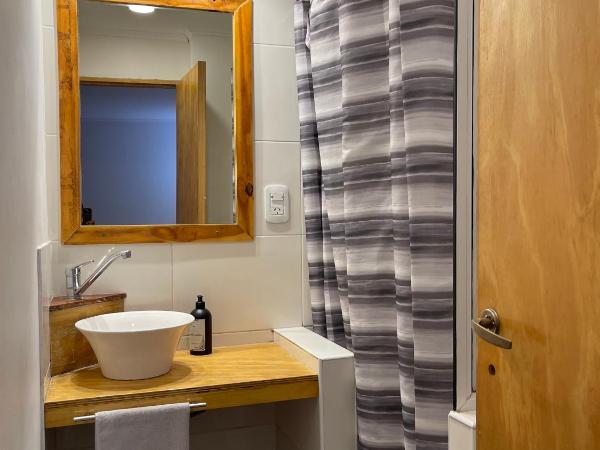 Mora Hostel : photo 8 de la chambre chambre double avec salle de bains privative