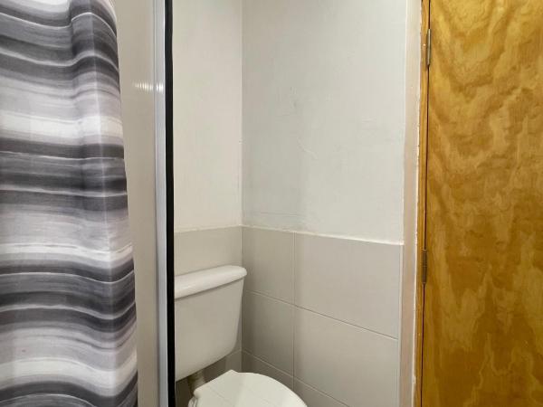 Mora Hostel : photo 6 de la chambre chambre double avec salle de bains privative