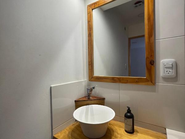 Mora Hostel : photo 7 de la chambre chambre double avec salle de bains privative