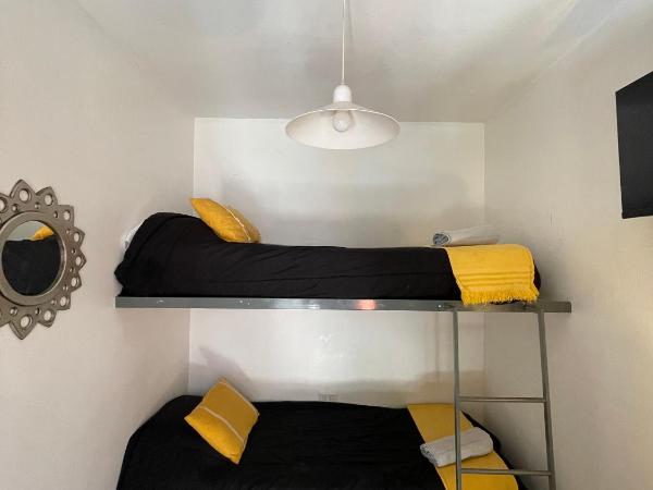 Mora Hostel : photo 1 de la chambre chambre lits jumeaux