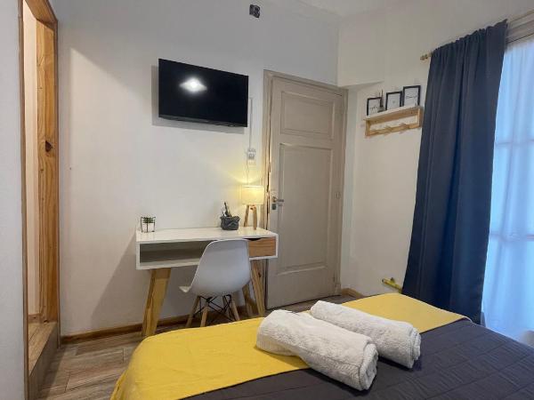 Mora Hostel : photo 1 de la chambre chambre double avec salle de bains privative