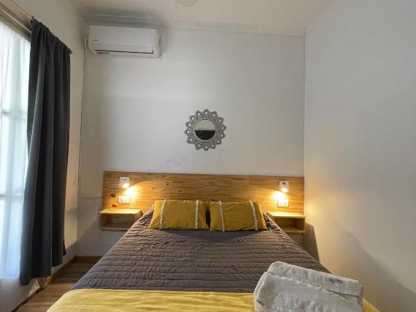 Mora Hostel : photo 8 de la chambre chambre double avec salle de bains privative