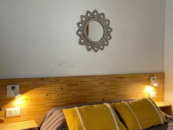 Mora Hostel : photo 3 de la chambre chambre double avec salle de bains privative