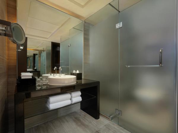 Courtyard By Marriott Shanghai Xujiahui : photo 2 de la chambre chambre lit king-size deluxe - vue sur ville