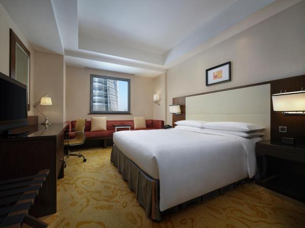 Courtyard By Marriott Shanghai Xujiahui : photo 1 de la chambre chambre lit king-size deluxe - vue sur ville