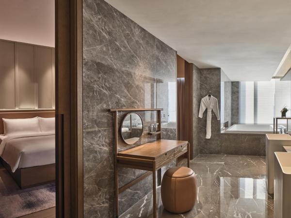 Crowne Plaza Chengdu Wuhou, an IHG Hotel : photo 2 de la chambre 1 king junior suite luxury bath view