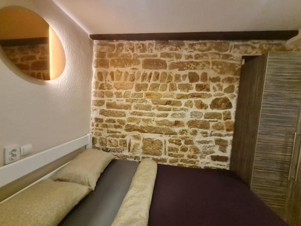 Rooms & Studio Apartments Šibenik : photo 2 de la chambre studio stone