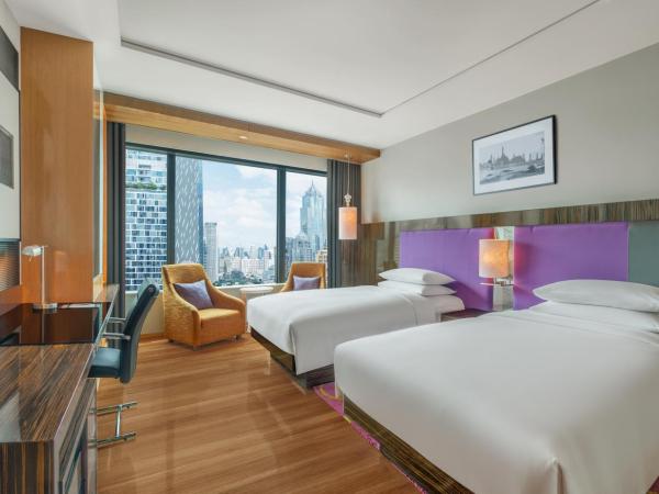 Renaissance Bangkok Ratchaprasong Hotel : photo 1 de la chambre chambre club exécutive avec 2 lits doubles - accès au salon-club