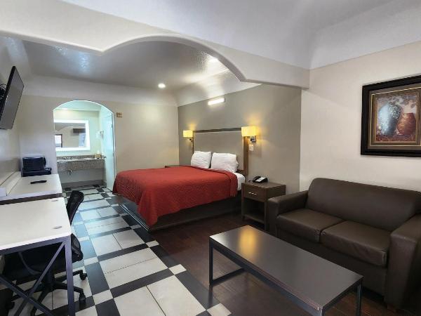 Scottish Inn & Suites Sam Houston Parkway : photo 1 de la chambre chambre lit king-size deluxe