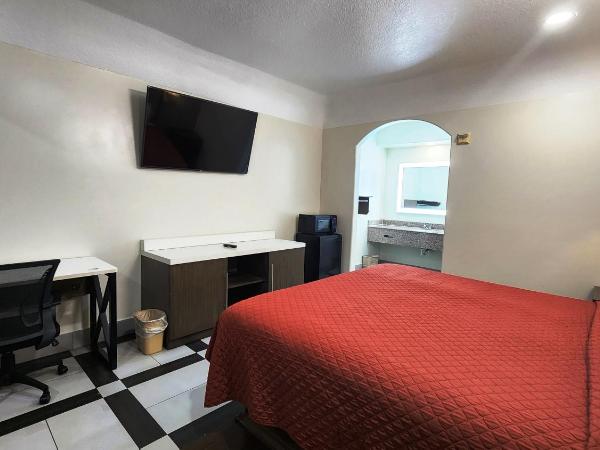 Scottish Inn & Suites Sam Houston Parkway : photo 3 de la chambre chambre lit king-size deluxe