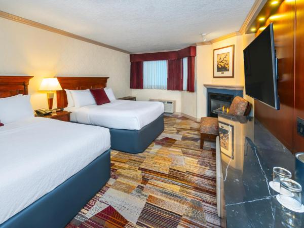 Royal Canadian Lodge : photo 2 de la chambre hébergement premier avec 2 lits queen-size et cheminée