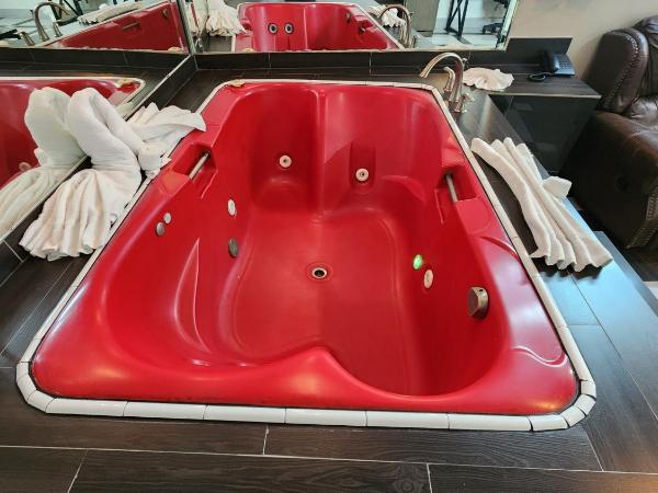 Scottish Inn & Suites Sam Houston Parkway : photo 4 de la chambre suite deluxe avec baignoire spa