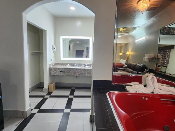 Scottish Inn & Suites Sam Houston Parkway : photo 8 de la chambre suite deluxe avec baignoire spa
