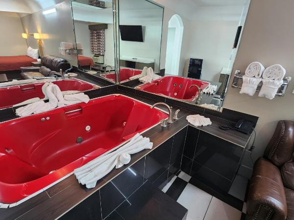 Scottish Inn & Suites Sam Houston Parkway : photo 5 de la chambre suite deluxe avec baignoire spa