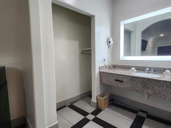 Scottish Inn & Suites Sam Houston Parkway : photo 9 de la chambre suite deluxe avec baignoire spa