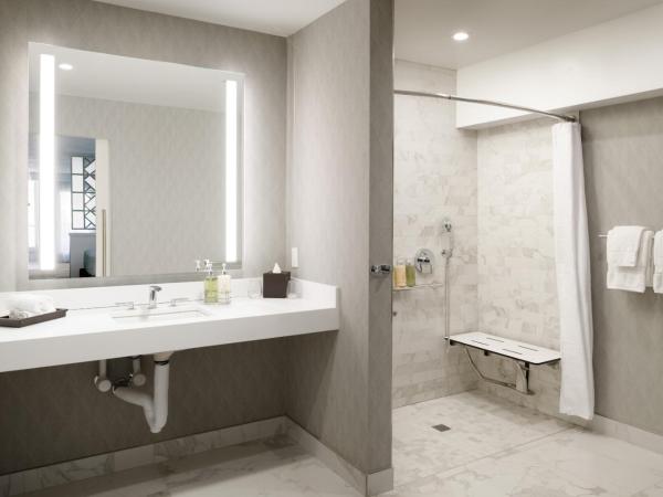 Le Parc at Melrose : photo 6 de la chambre suite signature avec lit king-size et balcon - dernier Étage