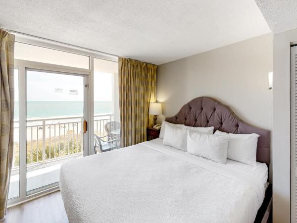 Camelot by the Sea - Oceana Resorts Vacation Rentals : photo 8 de la chambre studio lit king-size avec vue sur l'océan