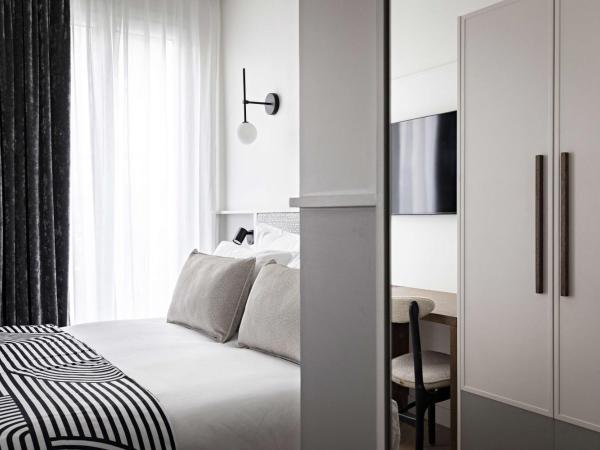 Best Western Premier The Blake Paris Gare Saint Lazare : photo 2 de la chambre chambre lit queen-size premium avec balcon - non-fumeurs