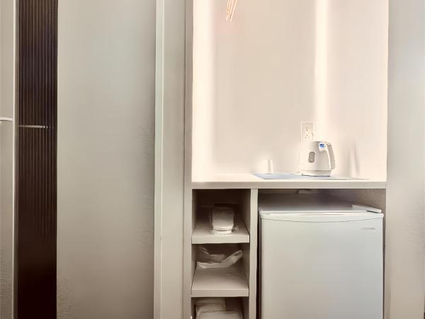 东京上野超级中心 设计师房间Yeoa 上野公园3分钟 车站1分钟 超级繁华 免费wifi 戴森吹风 : photo 7 de la chambre chambre double deluxe avec douche