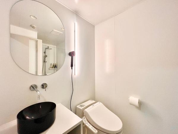 东京上野超级中心 设计师房间Yeoa 上野公园3分钟 车站1分钟 超级繁华 免费wifi 戴森吹风 : photo 9 de la chambre chambre double deluxe avec douche