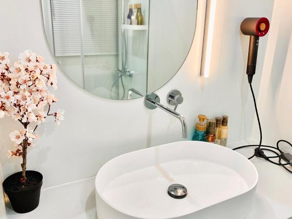 东京上野超级中心 设计师房间Yeoa 上野公园3分钟 车站1分钟 超级繁华 免费wifi 戴森吹风 : photo 5 de la chambre chambre double deluxe avec douche