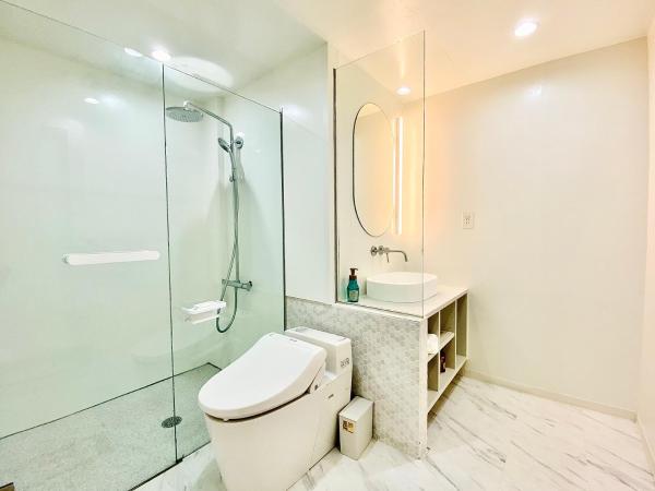 东京上野超级中心 设计师房间Yeoa 上野公园3分钟 车站1分钟 超级繁华 免费wifi 戴森吹风 : photo 4 de la chambre chambre double deluxe avec douche