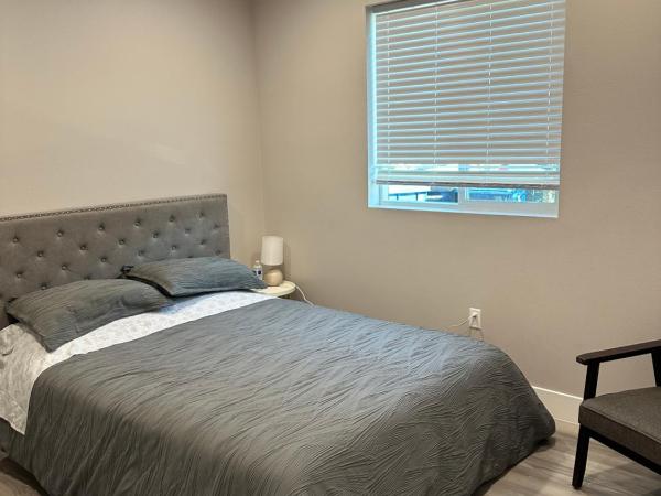 PRIVATE ROOM IN NEW APPARTMENT WITH FULL BATH : photo 1 de la chambre chambre double avec salle de bains privative extérieure