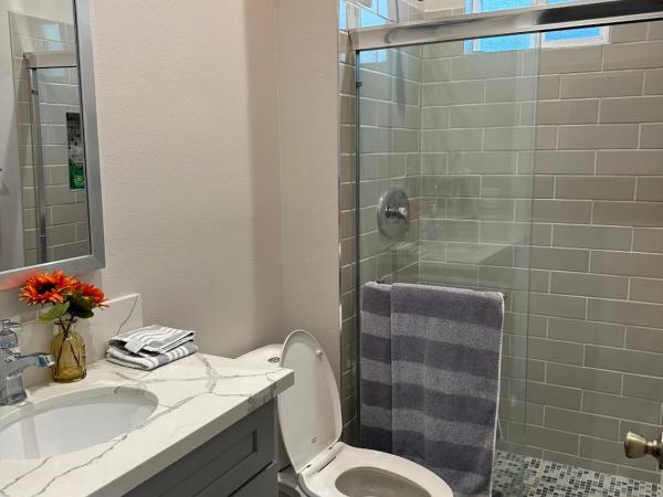 PRIVATE ROOM IN NEW APPARTMENT WITH FULL BATH : photo 3 de la chambre chambre double avec salle de bains privative extérieure