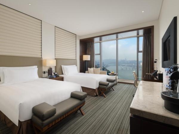 Radisson Blu Plaza Chongqing : photo 3 de la chambre executive room with yangtze river view