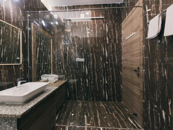 Serenity Hill Resort & Spa - Best resort in Udaipur : photo 5 de la chambre chambre double - vue sur montagne