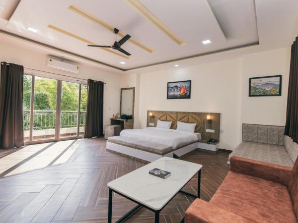 Serenity Hill Resort & Spa - Best resort in Udaipur : photo 7 de la chambre suite familiale avec balcon