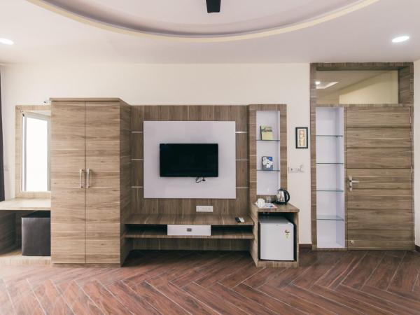 Serenity Hill Resort & Spa - Best resort in Udaipur : photo 6 de la chambre suite familiale avec balcon