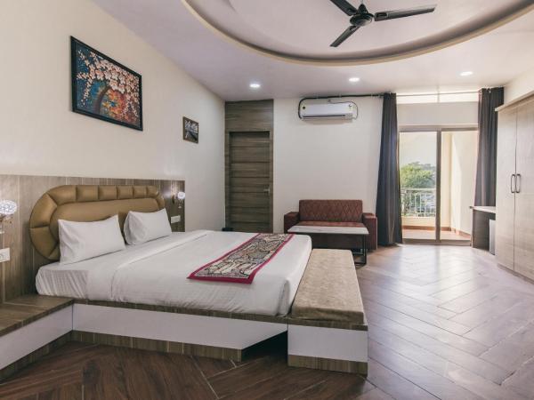 Serenity Hill Resort & Spa - Best resort in Udaipur : photo 4 de la chambre suite familiale avec balcon