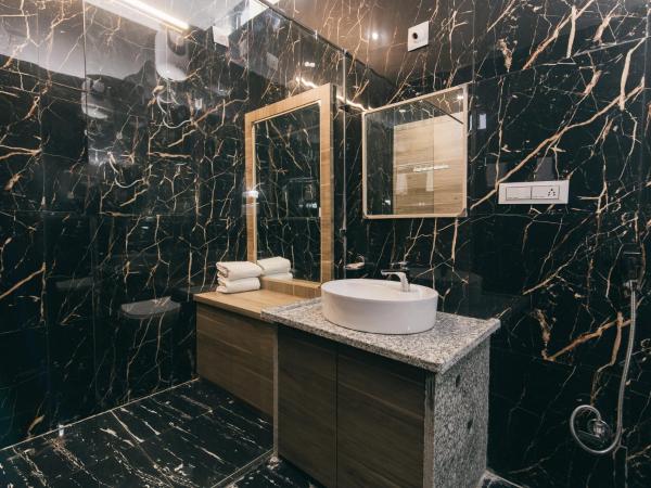 Serenity Hill Resort & Spa - Best resort in Udaipur : photo 9 de la chambre suite familiale avec balcon