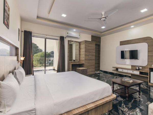 Serenity Hill Resort & Spa - Best resort in Udaipur : photo 1 de la chambre chambre double - vue sur montagne