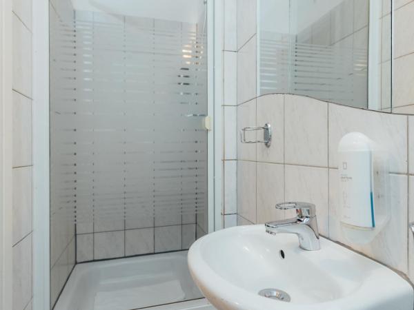 Hotel Hanseat Hamburg : photo 2 de la chambre chambre double avec salle de bains privative extérieure