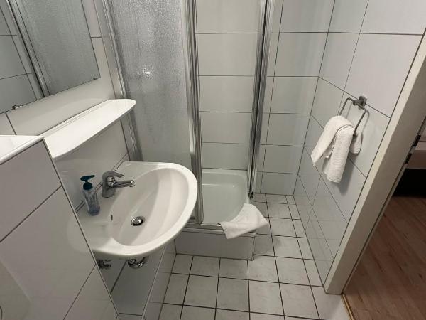 Hotel BFF Airport Messe Schlaf - Düsseldorf : photo 4 de la chambre chambre simple avec douche