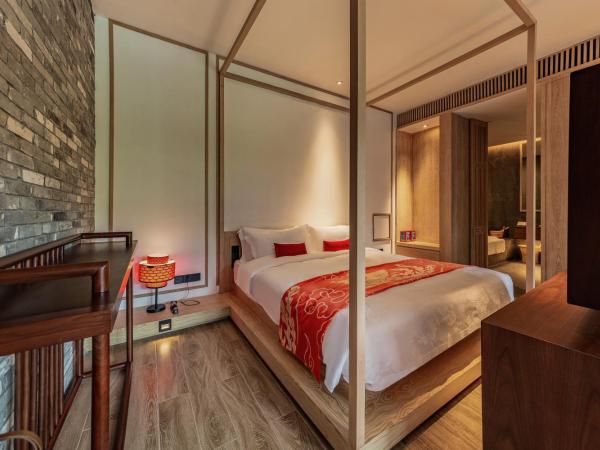 Shenzhen OCT Gankeng Ancient Town Phoenix Hakka Hotel : photo 2 de la chambre suite familiale