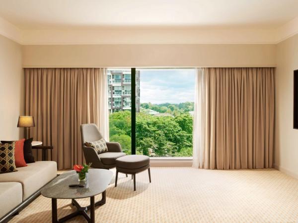 Hilton Kuching Hotel : photo 1 de la chambre suite lit king-size exécutive